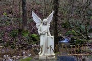 35 Un bianco angelo alato annuncia la Grotta della Madonna di Lourdes